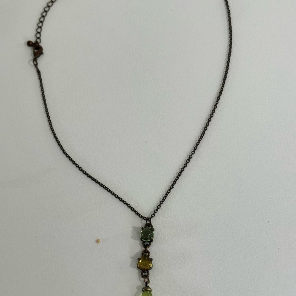 Glass and acrylic both a green color, vintage look necklace - Picture 4 of 7